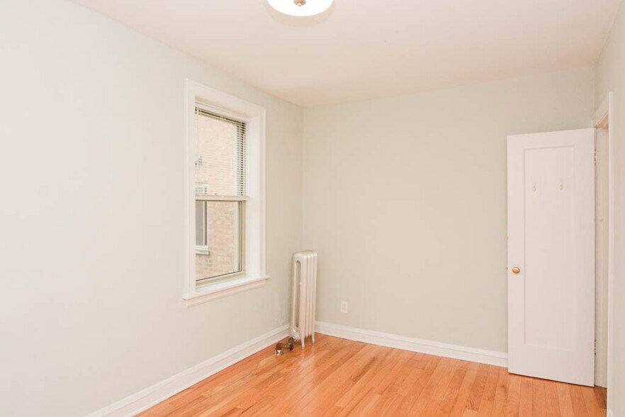 Building Photo - 516 W Surf St