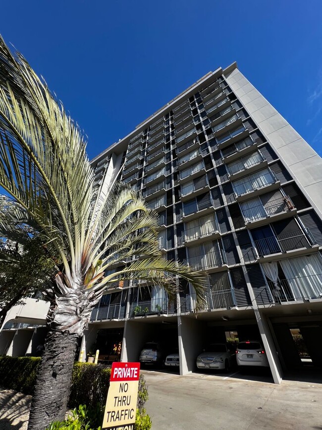 Building Photo - Studio unit at Holiday Manor AVAILABLE SEP...