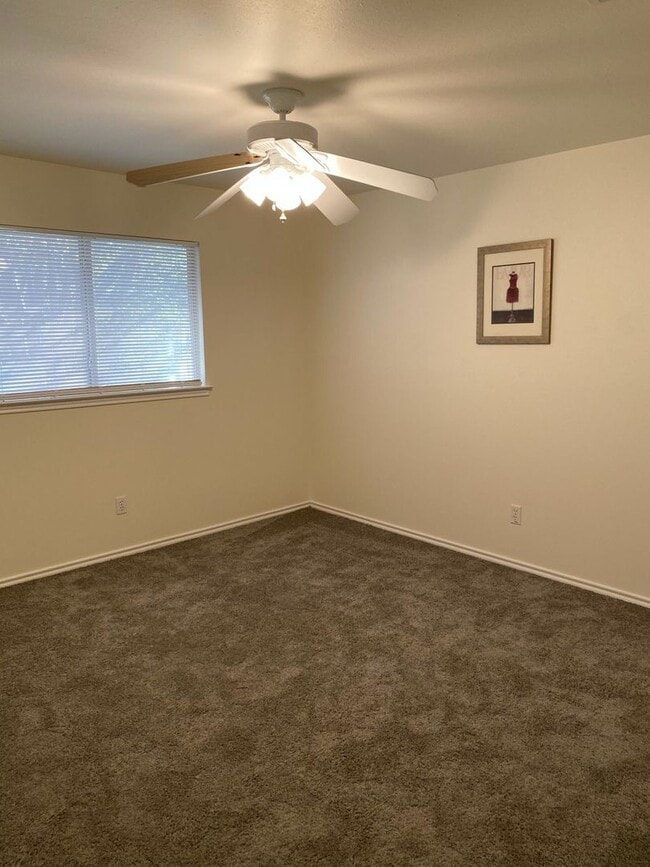 Building Photo - CUTE 3 BEDROOM IN SPRING CREEK FOREST*NEIS...