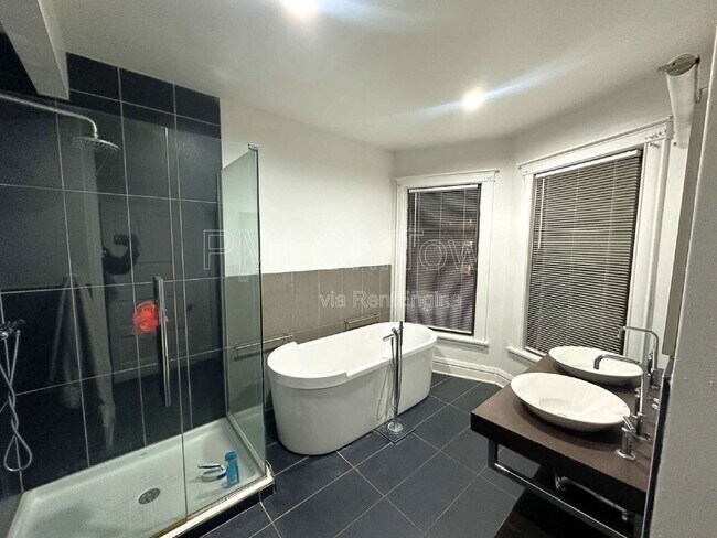 Building Photo - 1114 E 62nd St