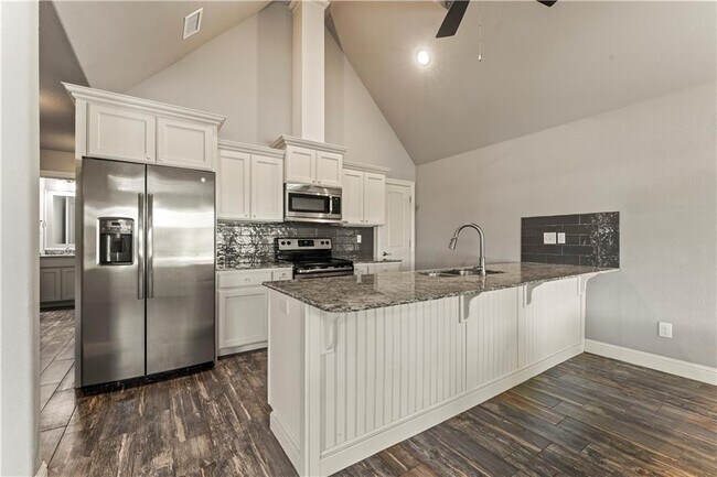 Building Photo - 3205 SW Riverstone Ave