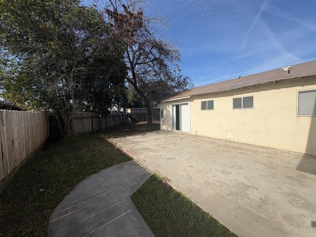 Building Photo - Spacious NW Visalia Home Rent Ready!