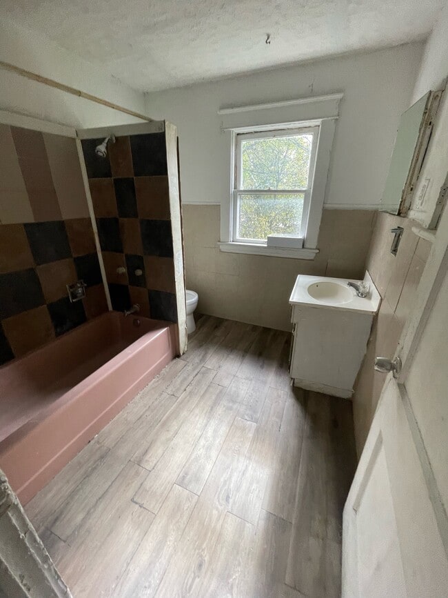 Building Photo - 733 Crandall Ave