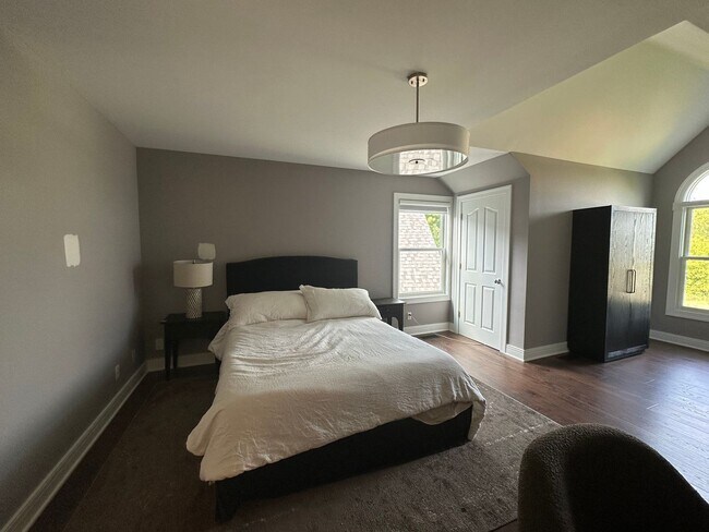 Building Photo - Five Bedroom Home on Almost Two Acres!