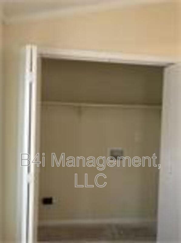 Building Photo - 3160 McKenzie Rd