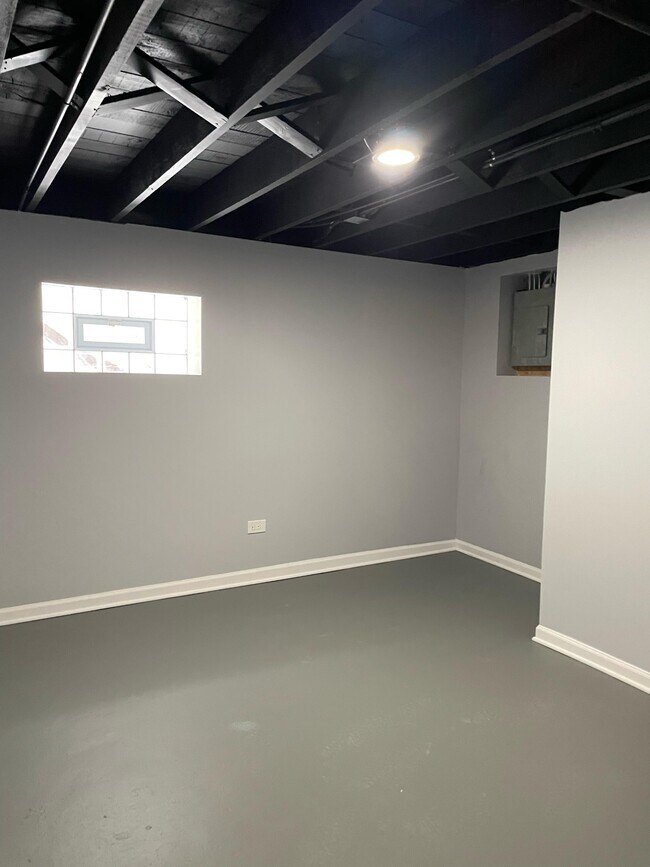 Building Photo - 9129 S Chappel Ave