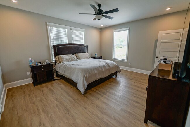 Building Photo - Available end of January in beautiful Summ...