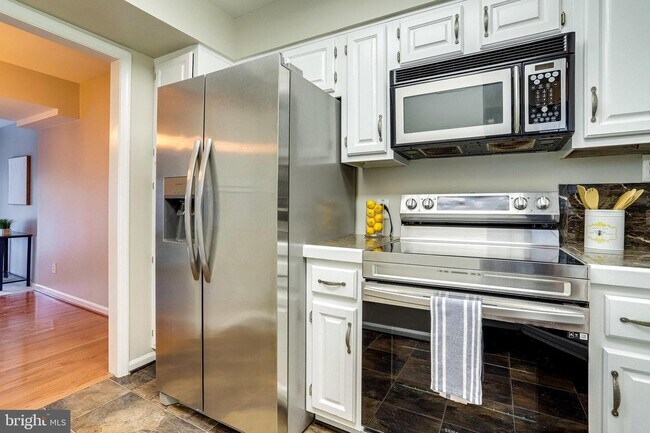 Building Photo - 2911 S Woodstock St