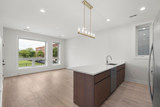 Building Photo - 428 E 50th Pl