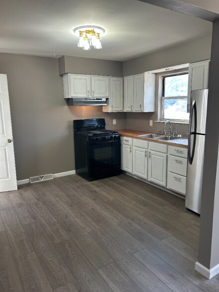 Building Photo - 14 Joan Dr