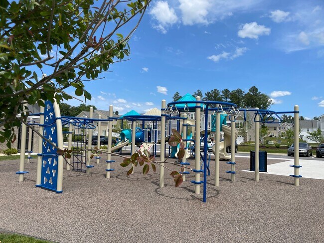 Building Photo - Heron | 3 Bed 2.5 Bath | Garage | 1800 sf | $2699-$3104 | 6, 7, 8, 9, 11, 12, 13, 14, 15 and 18 m...