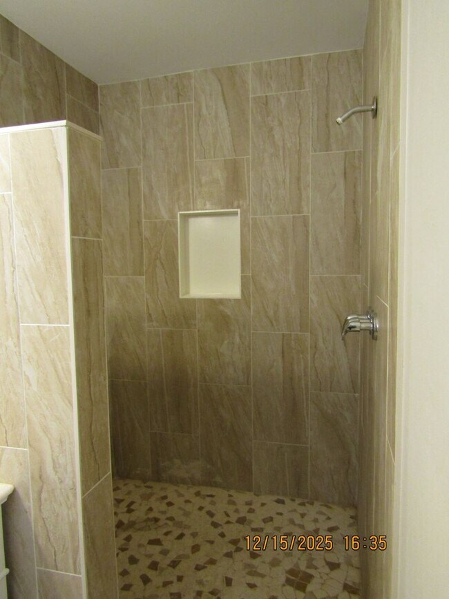 Building Photo - Nice home in the Woodland Hills Area!