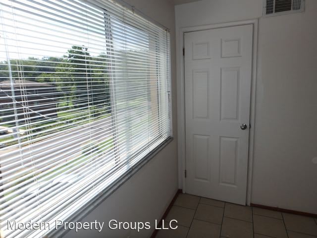 Building Photo - 1728 E Broadway