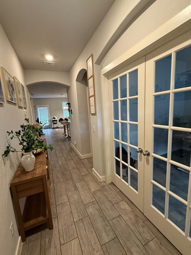 Building Photo - 740 Ft Leonard