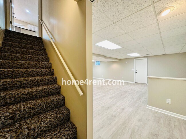 Building Photo - Wonderful Belton Home w/ Wood Floors, Finished Basement and Fenced Yard!