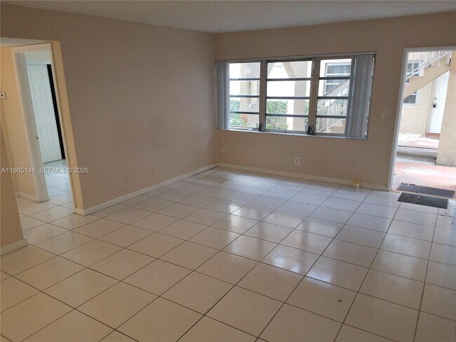 Building Photo - 10040 Twin Lakes Dr