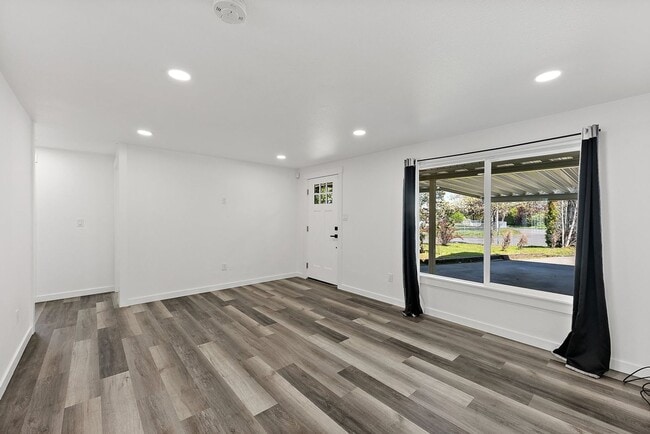 Building Photo - Renovated 3-Bed Rambler in Lakewood | Priv...