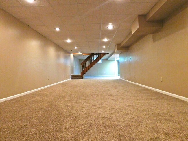 Building Photo - 5 acres and a Large 6 bedroom house. Extra garages and sheds.