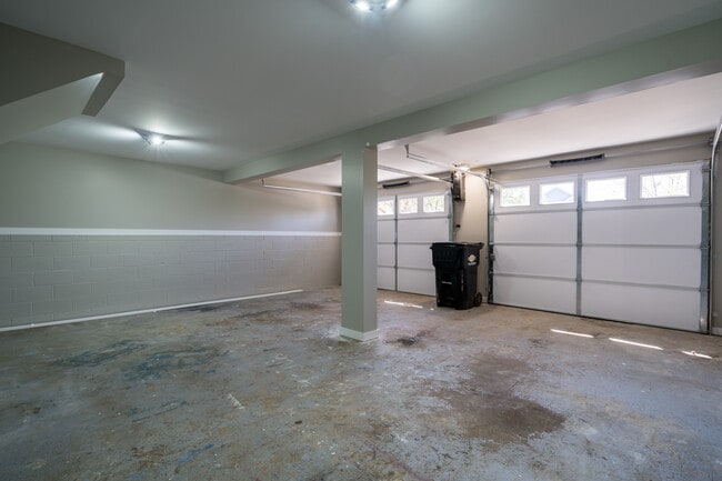 Large 3 car garage - 1800 Cumberland Trce