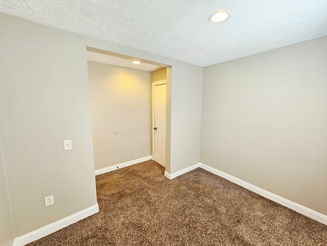 Building Photo - Available Now! 3 Bedroom Home with Central Air