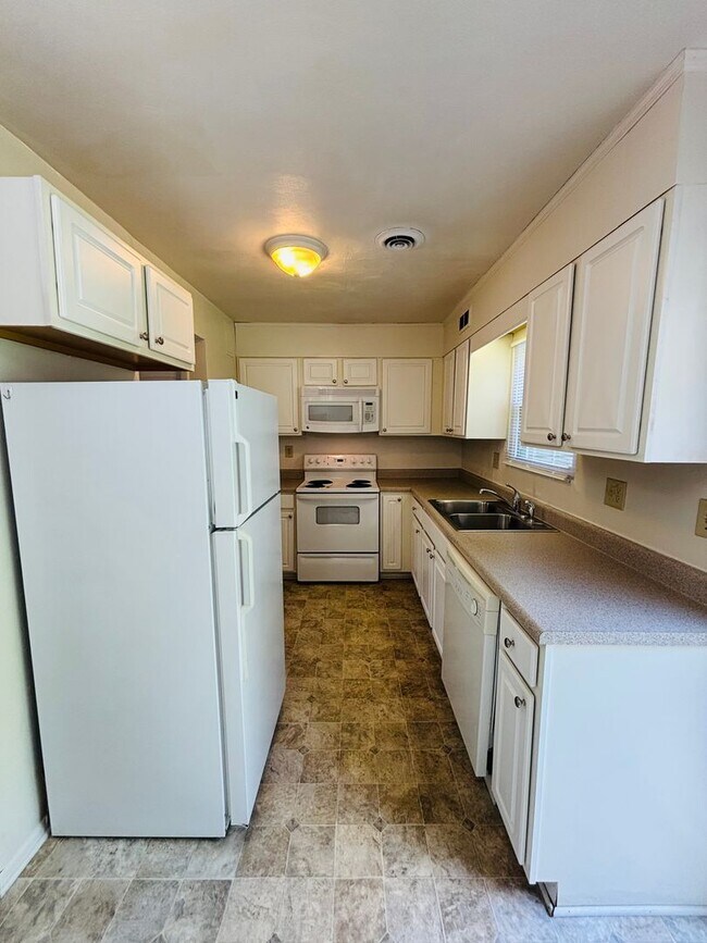 Building Photo - 2 Bedroom, 1.5 Bath Townhouse