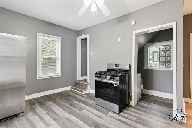 Building Photo - 6 bedroom 2 bath $2250