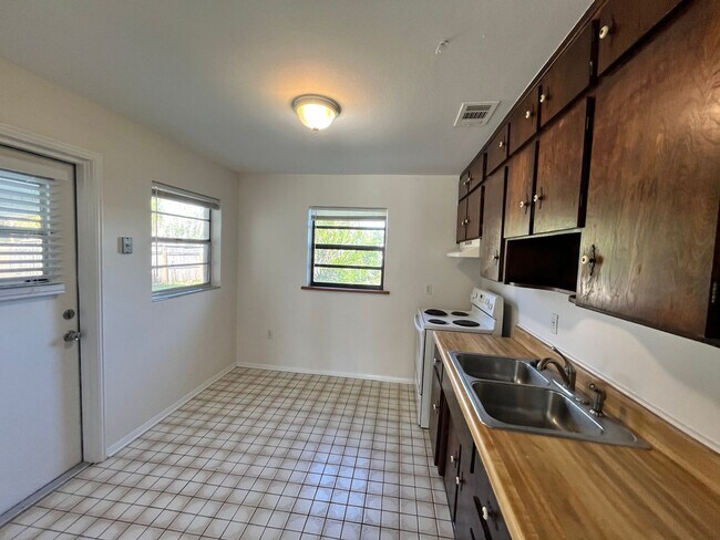 Building Photo - 2244 Shelby Dr