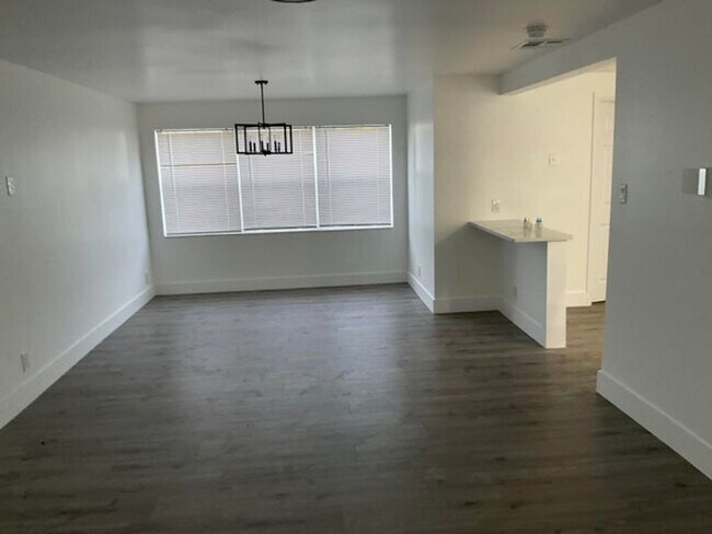 Building Photo - 5662 Parke Ave