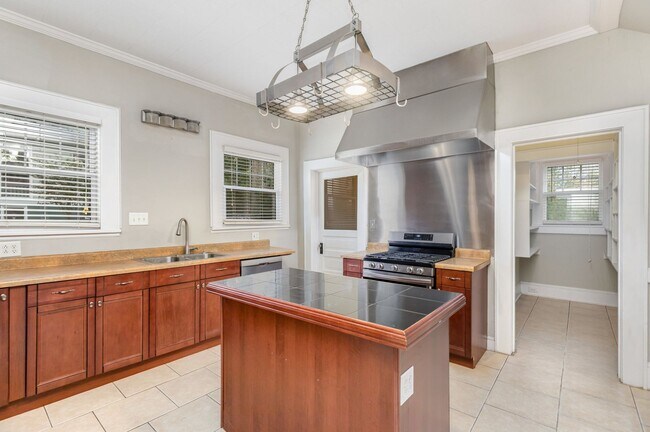 Building Photo - **Price Reduced with HOLIDAY MOVE-IN SPECIAL! $500 off 1st full month's rent with lease signed by...