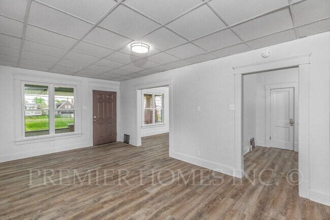 Building Photo - 3 Bedroom Home with Large Front Porch – $1,495/mo