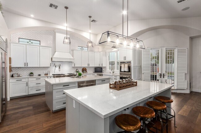 Building Photo - Beautiful 6-bedroom basement home