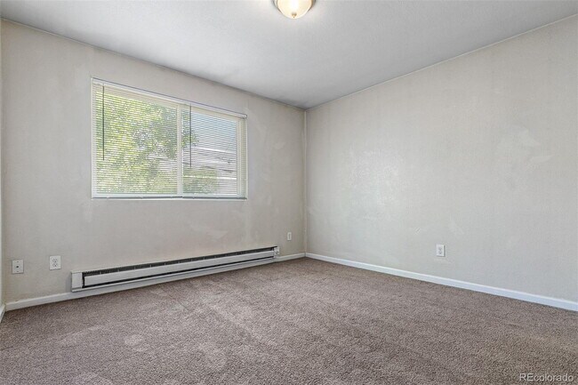 Building Photo - "Spacious 5-Bedroom Denver Gem with 2.5 Baths and 1,920 Sq Ft of Comfort!"