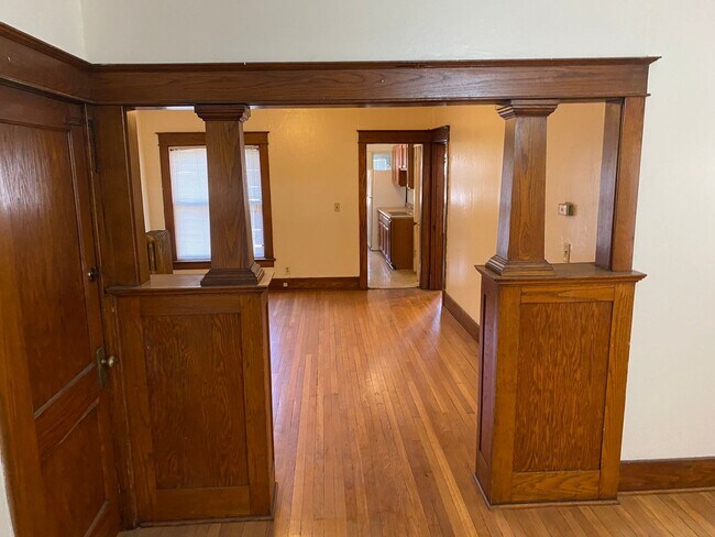 Building Photo - 827-833 Goodhue
