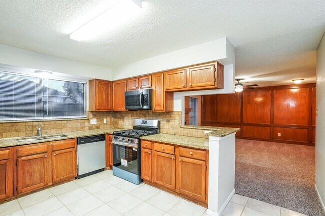 Building Photo - 8010 Goldengrove Dr