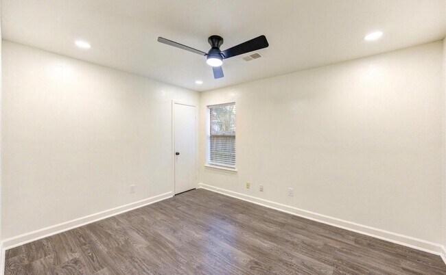 Building Photo - 16830 Scenic Gardens Dr