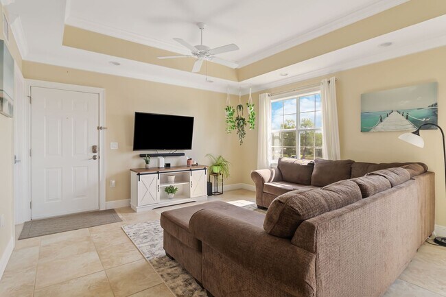 Building Photo - Beautiful furnished 2/2 condo with stunning water view available now for a short-term stay