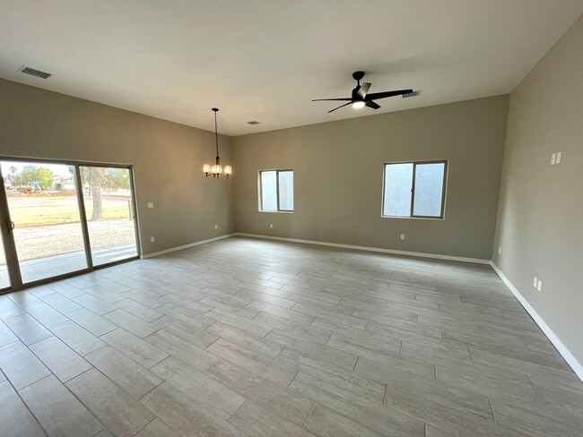 Building Photo - Beautiful 3 Bedroom Home on Desert Lakes Golf Course!