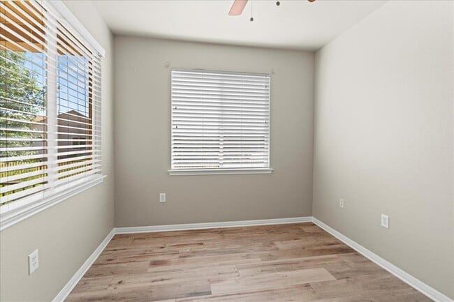 Building Photo - 101 Dandelion Dr