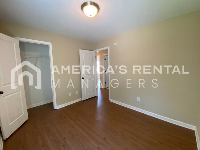 Building Photo - 133 The Heights Dr