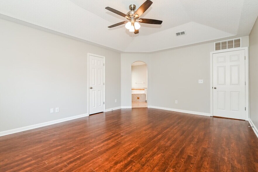 Building Photo - 9117 Prosperity Lake Dr