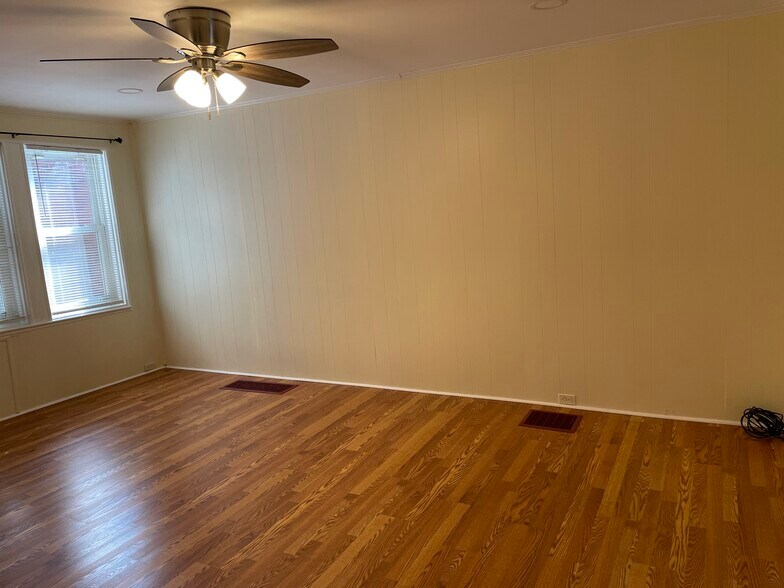 Living room - 5548 Avondale Pl