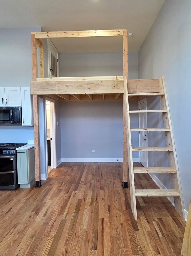 Building Photo - 831 S Western Ave