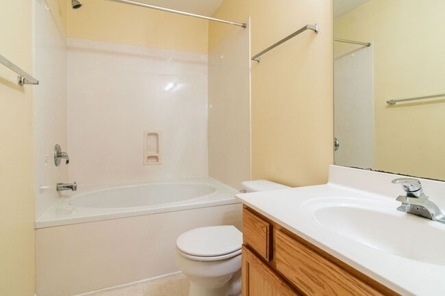 Building Photo - Spacious 3 Bedroom Condo- Close to NCSU and Downtown Raleigh! Available Now!