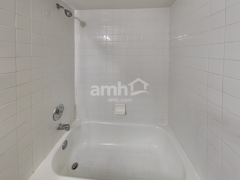 Building Photo - 440 Lowell Dr