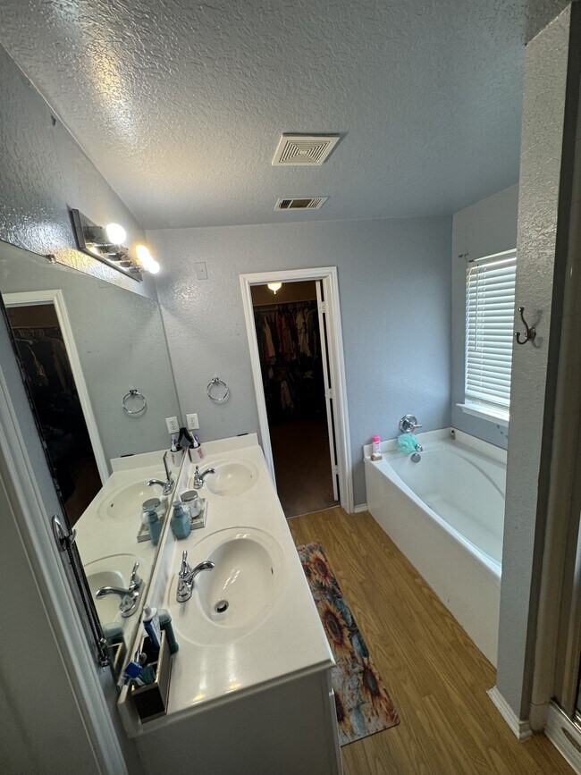Building Photo - 337 Longhorn Way