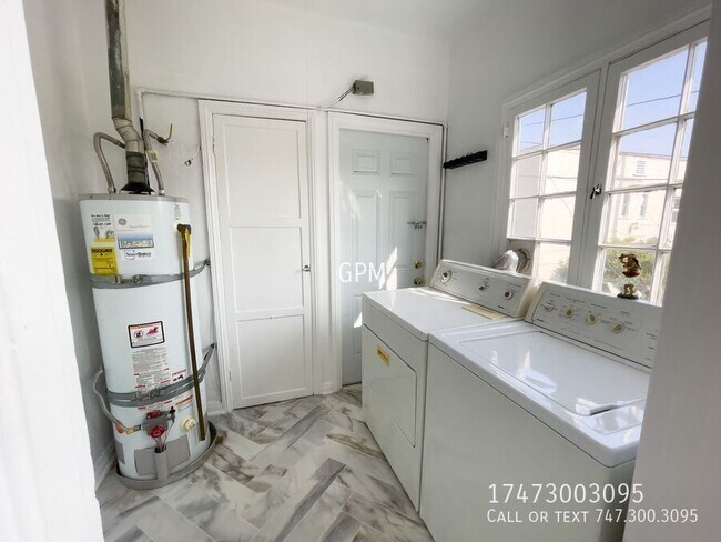 Building Photo - 5353 1/2 La Cresta Ct-