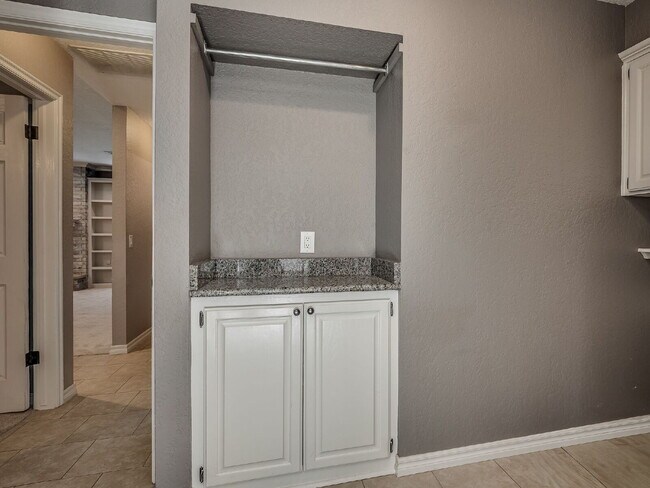 Building Photo - Immaculate Edmond Home with New Carpet and Storm Shelter!