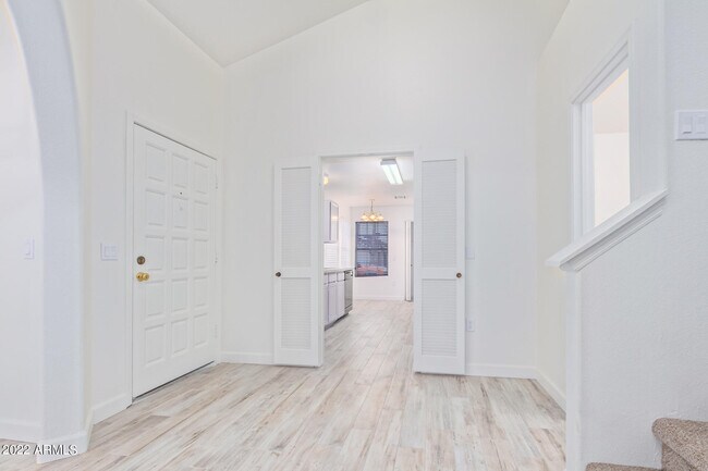 Building Photo - 509 E Rimrock Dr