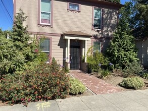 Building Photo - Lovely 1 Bedroom 1 Bath Apartment