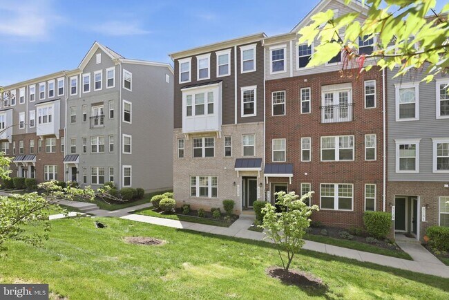 Building Photo - 2739 Pinebrook Rd